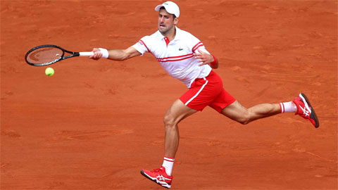 Djokovic thoát hiểm vào tứ kết Roland Garros 2021