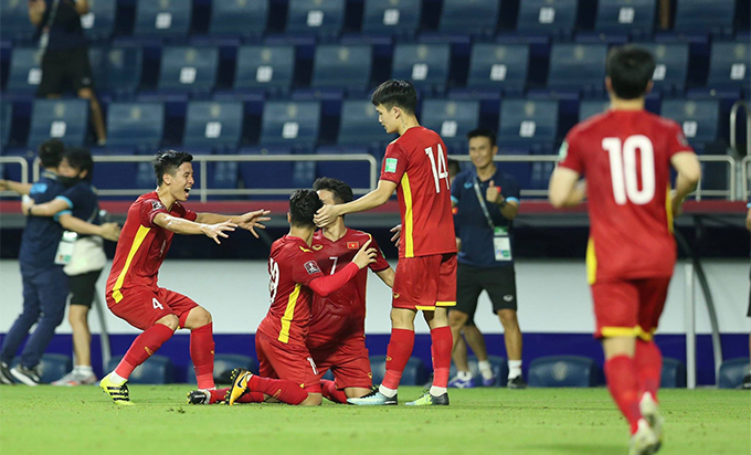 ĐT Việt Nam ăn mừng bàn thắng của Quang Hải - Ảnh: Minh Anh