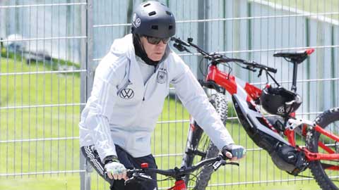 HLV Joachim Low tích cực đạp xe 