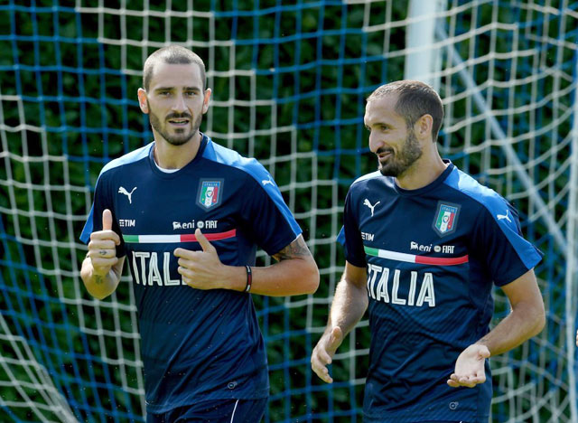 Italia tiếp tục dựa vào cặp trung vệ lão làng Bonucci (34 tuổi) và Chiellini (36) 