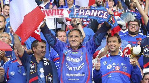 CĐV 73 tuổi Clement d’Antibes trong một lần xuất hiện trên sân cổ vũ cho ĐT Pháp