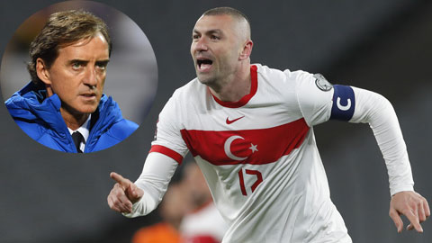 Tiền đạo kỳ cựu Yilmaz (ảnh lớn) của ĐT Thổ Nhĩ Kỳ sẽ làm thầy cũ Mancini bên phía ĐT Italia đau đầu ở trận tới