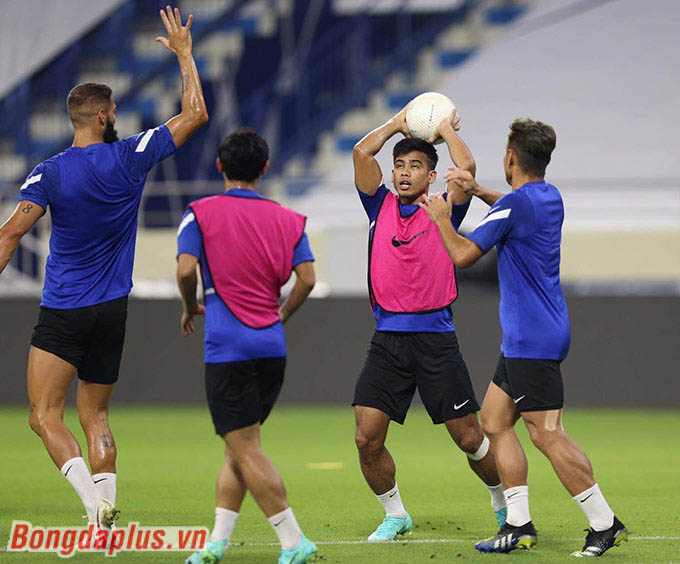 Ở giai đoạn khởi động của buổi tập trước trận đấu với Việt Nam vào tối 11/6, HLV Tan Cheng Hoe cho các cầu thủ thả lỏng với màn chơi kiểu bóng bầu dục 