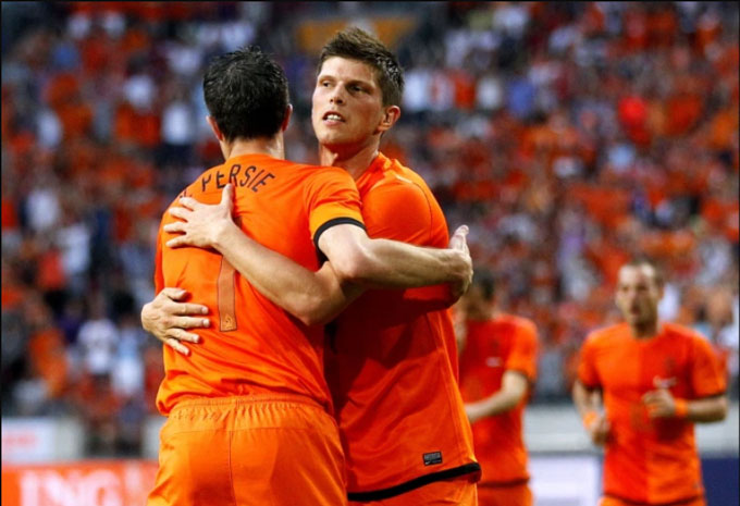 Van Persie và Huntelaar căng thẳng ra mặt tại Hà Lan ở EURO 2012