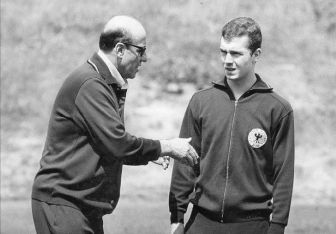 HLV Helmut Schon và đội trưởng Beckenbauer phải điều đình về số tiền thưởng của cầu thủ Tây Đức tại World Cup 1974