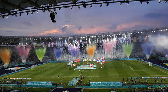 Lễ khai mạc EURO 2020 diễn ra chỉ trong hơn 10 phút nhưng vẫn làm người hâm mộ thỏa mãn bằng những màn biểu diễn hoành tráng và đầu tư chỉn chu của BTC