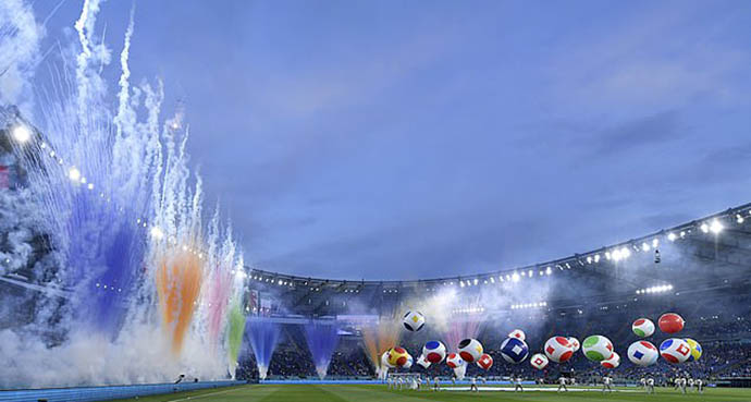 Bên cạnh màn biểu diễn pháo hoa, không khí buổi lễ khai mạc được khuấy động bằng bài hát chủ đề của Euro 2020 "We Are The People". Màn trình diễn của bộ ba Martin Garrix, Bono và The Edge được phát thông qua công nghệ thực tế ảo