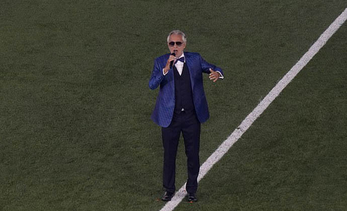 Danh ca Andrea Bocelli xuất hiện và trình diễn ca khúc "Nessun Dorma". Giọng hát của nghệ sĩ 62 tuổi giúp người hâm mộ nhớ về những hồi ức Iltalia 1990, khi World Cup được tổ chức tại quốc gia này