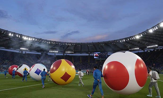 24 trái bóng khổng lồ mang quốc kỳ của 24 đội tham dự EURO xuất hiện tại sân Olimpico tượng trưng cho thông điệp về sự đoàn kết, hòa bình giữa các quốc gia thành viên