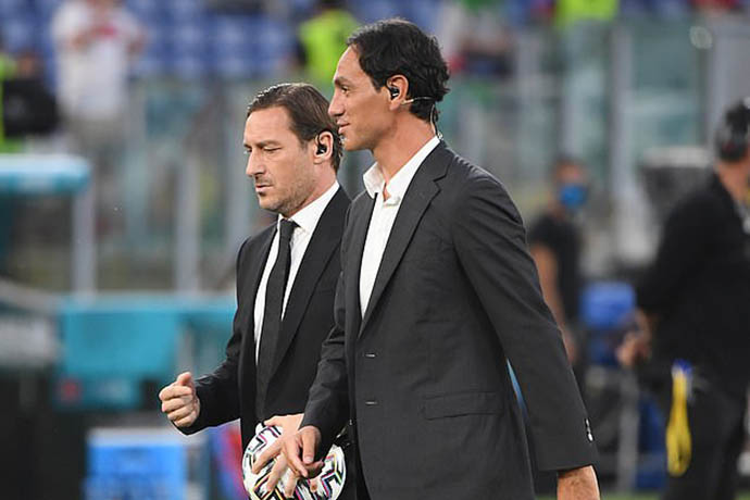 Francesco Totti và Alessandro Nesta, hai huyền thoại của bóng đá Italia có vinh dự thực hiện nghi lễ nâng cao trái bóng để mở màn cho VCK EURO 2020