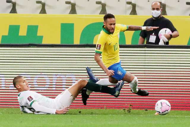 Neymar (trên) cùng đồng đội sẽ không khó khăn vùi dập Venezuela