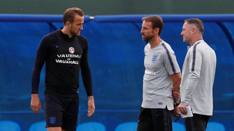 HLV Gareth Southgate (giữa) và trợ lý Steve Holland (bìa phải) trao đổi với đội trưởng Harry Kane của ĐT Anh trong một buổi tập