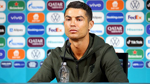 Ronaldo khiến nhà tài trợ EURO nóng mặt với hành động của mình