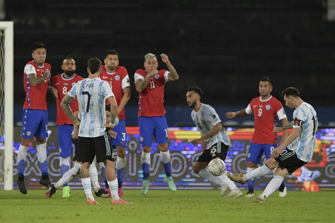 Messi ghi bàn đẹp mắt vào lưới Chile