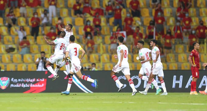 Niềm vui của đội tuyển UAE khi ghi bàn thắng vào lưới tuyển Việt Nam - Ảnh: Minh Anh