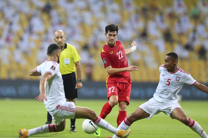Tiến Linh trước sự truy cản của 2 cầu thủ UAE. Ảnh: Minh Anh
