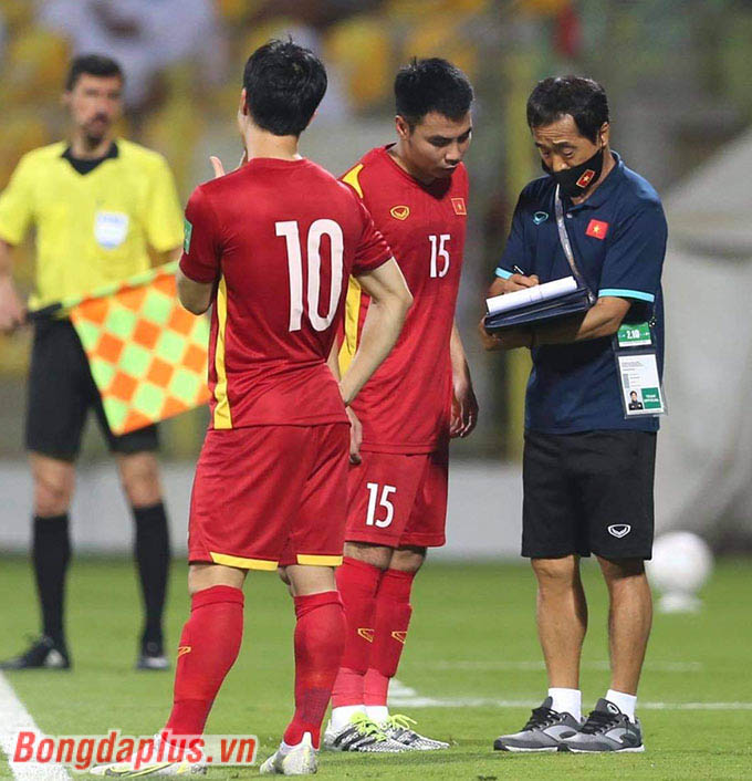 Ông Lee Young Jin tiếp tục giao nhiệm vụ cho Đức Huy khi đưa anh vào sân ở cuối trận đấu