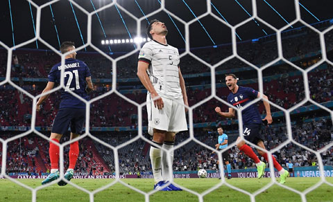 ĐT Đức (áo trắng) đã bộc lộ nhiều điểm yếu trong trận ra quân thua Pháp với tỷ số 0-1