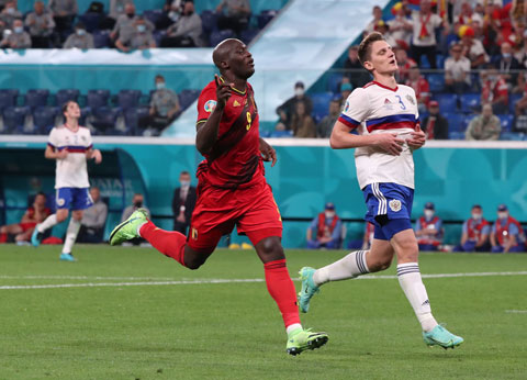 Lukaku (trái) ăn mừng bàn thắng vào lưới ĐT Nga