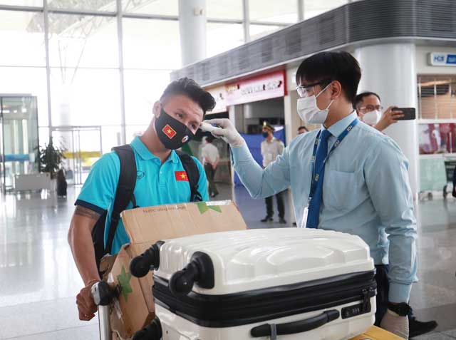 Quang Hải được đo nhiệt độ tại sân bay Nội Bài trước khi lên đường đi UAE