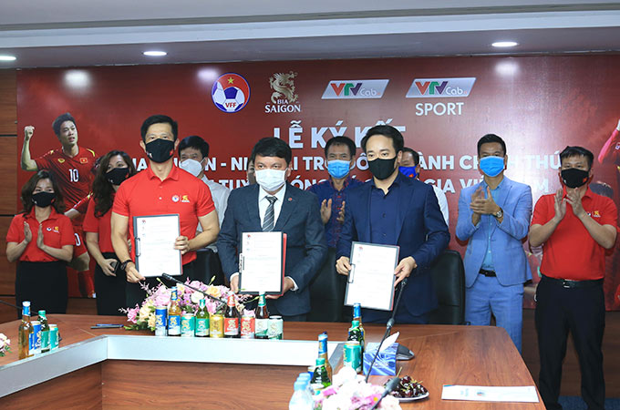 Lễ ký kết thỏa thuận hợp tác giữa Liên đoàn bóng đá Việt Nam (LĐBĐVN), Tổng công ty Cổ phần Bia – Rượu – Nước giải khát Sài Gòn (SABECO) và Công ty cổ phần phát triển thể thao VTVcab (VTVcab Sport) - Ảnh: Đức Cường