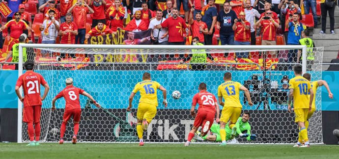  Ezgjan Alioski của Bắc Macedonia không thể đánh bại thủ môn Georgiy Bushchan của Ukraine trong trận đấu ngày 17/6