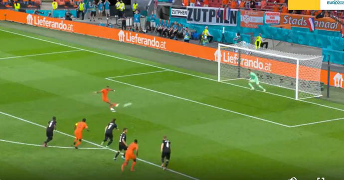 Chân sút Memphis Depay của Hà Lan dứt điểm thành công quả 11m giúp đội nhà nhẹ nhàng vượt qua Áo với tỷ số 2-0