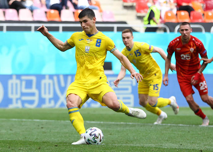 Ruslan Malinovskiy của ĐT Ukraine không thể thắng được thủ thành Stole Dimitrievski (Bắc Macedonia) trong trận đấu vào ngày 18/6. Tuy nhiên, Ukraine vẫn có 3 điểm trước đối thủ