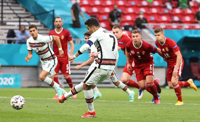 Cristiano Ronaldo thực hiện thành công quả phạt đền vào lưới Hungary, đóng góp vào chiến thắng 3-0 của Bồ Đào Nha tại trận ra quân
