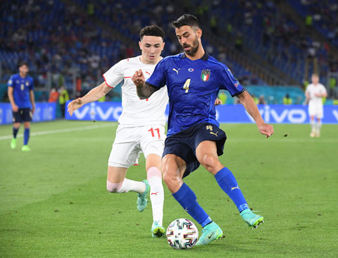 Spinazzola (áo xanh) ngày càng chắc chắn bên hành lang trái ĐT Italia 