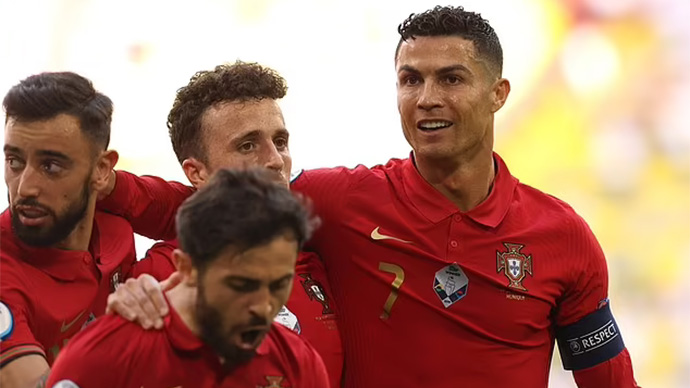 Ronaldo san bằng kỷ lục bàn thắng ở World Cup và EURO của Klose 