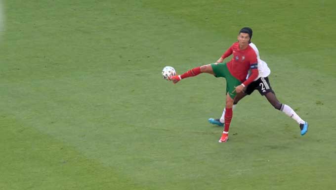 Ronaldo chyền bóng không cần nhìn