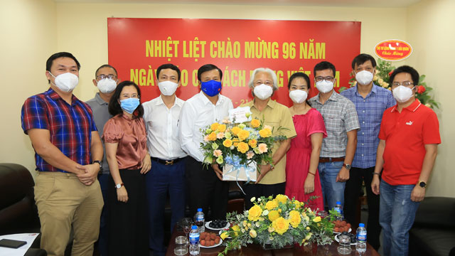 Thay mặt VFF, Phó Chủ tịch Lê Văn Thành (thứ 5 từ trái qua) tặng hoa chúc mừng Tạp chí Bóng đá