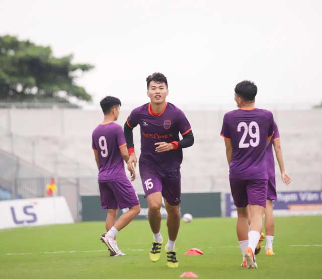 Cầu thủ B.BD nỗ lực tập luyện tại Bến Cát để chuẩn bị cho V.League - Ảnh: Bình Dương FC