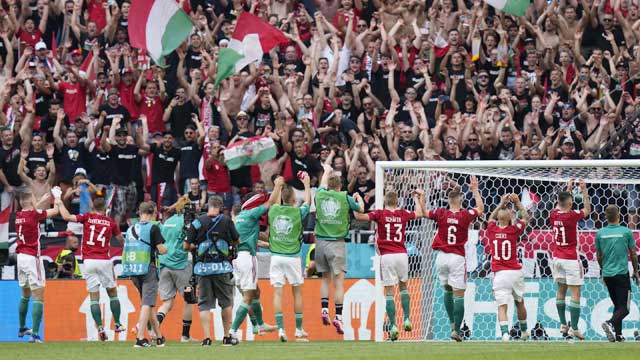 Các cầu thủ ĐT Hungary chia vui với các CĐV sau trận hòa 1-1 với ĐT Pháp, một trong những trận đấu hay nhất của họ dưới thời HLV Marco Rossi (ảnh trên)