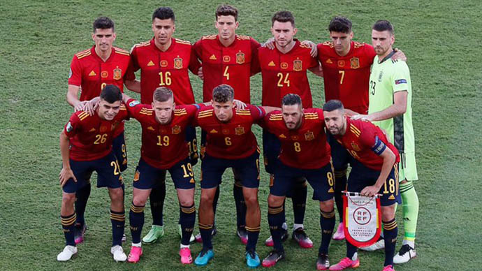 Van der Vaart nói gì khiến cả đội Tây Ban Nha nổi giận?