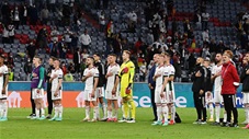 Khoảnh khắc EURO: Cả đội Hungary không gục xuống, đặt tay lên trái tim hát quốc ca sau trận hòa Đức