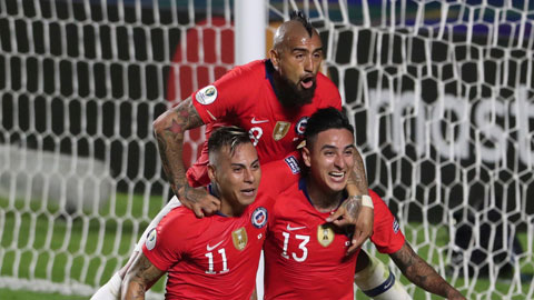 Hàng thủ lỏng lẻo sẽ biến Paraguay thành mồi ngon cho Arturo Vidal (trên) và đồng đội