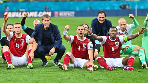 HLV Franco Foda cùng các học trò ở ĐT Áo rất phấn khích sau khi đoạt vé vào vòng 1/8 của EURO 2020 để đối đầu với ĐT Italia 