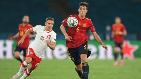 Pau Torres (áo đỏ) đang thi đấu rất tự tin tại EURO 2020 dù mới chỉ 10 lần khoác áo ĐT Tây Ban Nha
