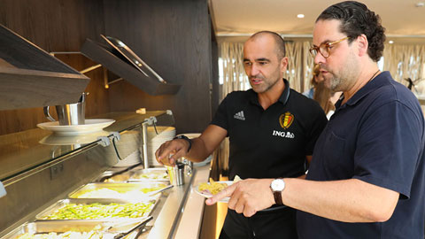 Đầu bếp Bartel Dewulf (bìa phải) và HLV Martinez luôn quan tâm đến “đầu vào” cho các tuyển thủ Bỉ