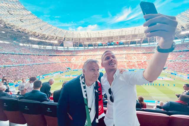 Thủ tướng Viktor Orban (trái) dự khán một trận đấu của ĐT Hungary