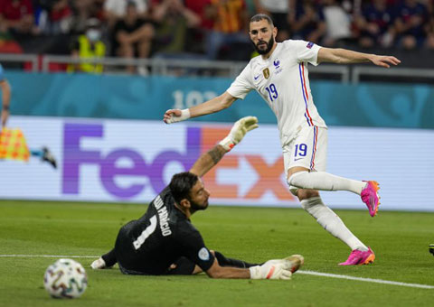 Benzema ghi cả 2 bàn thắng của Pháp trước Bồ Đào Nha