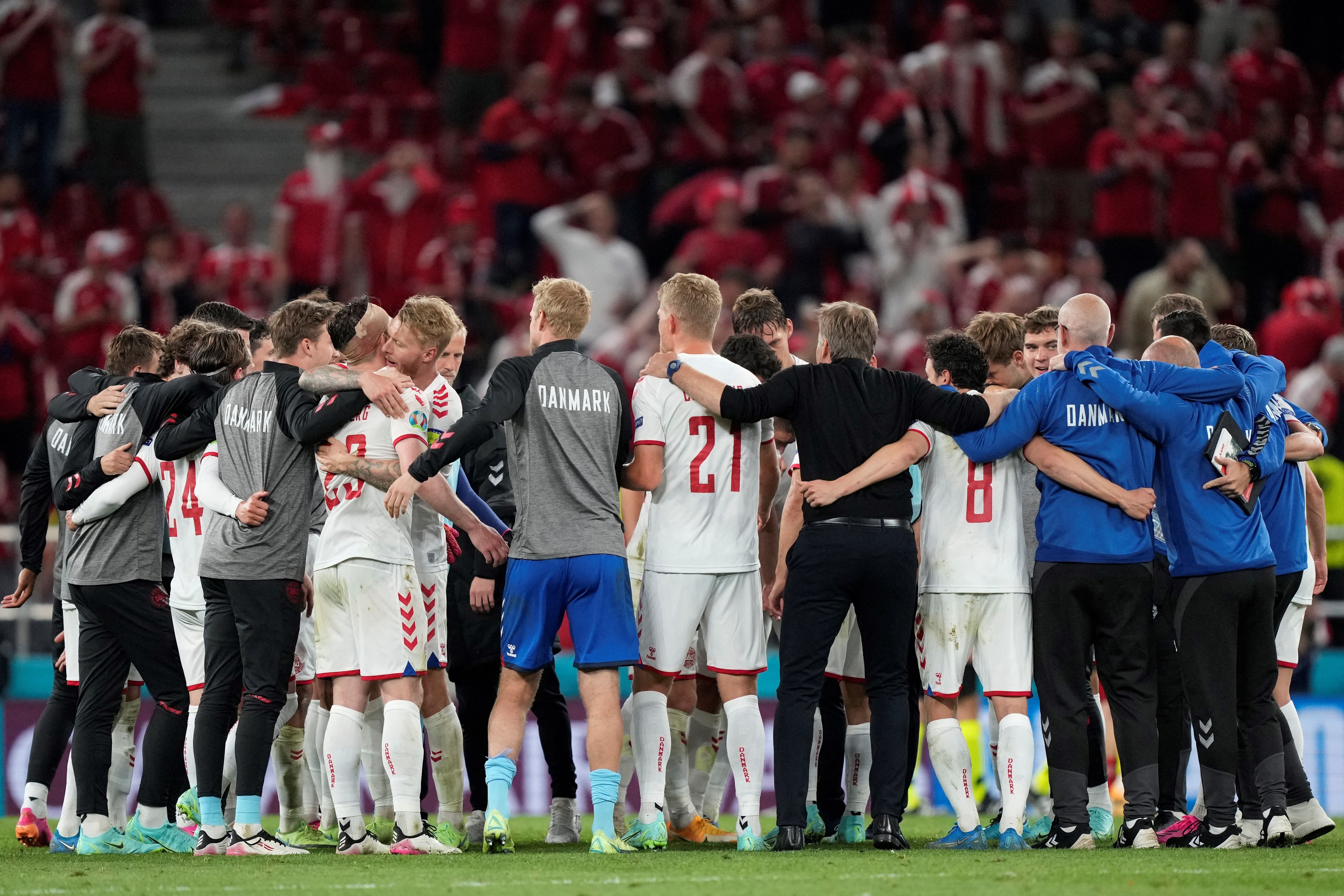 Tuy nhiên, Đan Mạch đã đứng bên nhau khi cầu nguyện và che chắn cho Eriksen cũng như khi chờ vé vào vòng 1/8 EURO 2020