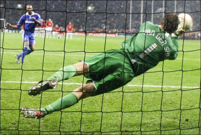 Anelka làm sai thỉ thị và bị Van der Sar cản phá ở loạt luân lưu giữa MU và Chelsea tại chung kết Champions League 2008