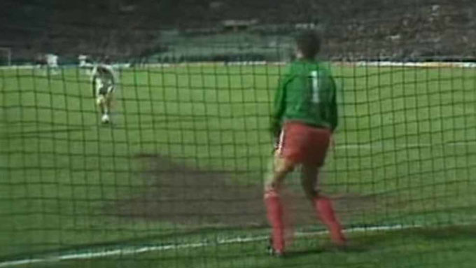 Bruce Grobbelaar nổi tiếng với phương pháp "chân mì sợi" khi cản phá penalty