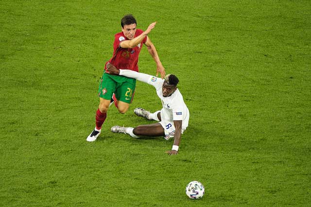 Joao Palhinha đã khiến hàng tiền vệ Pháp chao đảo trong lần ra mắt EURO 2020