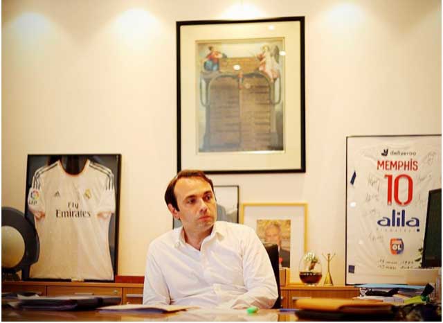 Văn phòng của Thị trưởng thành phố Bron có áo đấu Real của Benzema