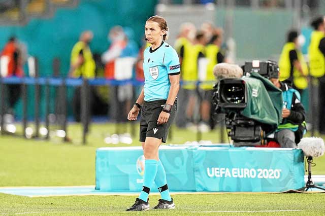 Trọng tài Stephanie Frappart trong một trận đấu tại EURO 2020 