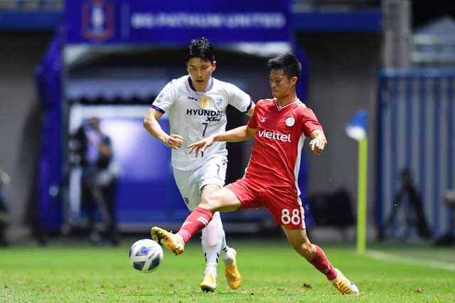 Cầu thủ Viettel (phải) đã có một trận đấu đáng khen trước Ulsan Hyundai